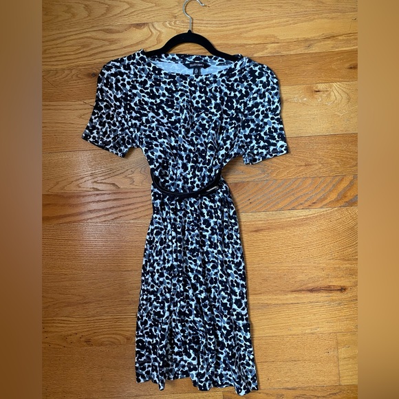 Ellen Tracy Dresses & Skirts - ELLEN TRACY size small cheetah print stretchy mid length summer dress w/ POCKETS